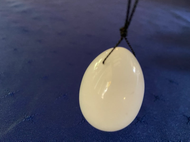 Hamshira boboning jinsiy olatni tekshirmoqda. Erining oldida sexfife